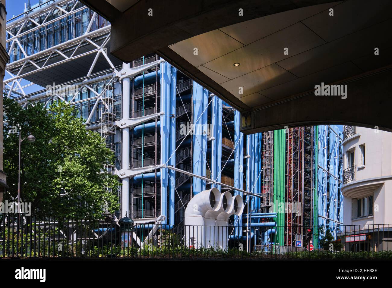 Paris, Frankreich - Mai 2022: Blick auf Centre Georges Pompidou (1977) und Fassadendetails, entworfen von Richard Rogers und Renzo Piano Stockfoto