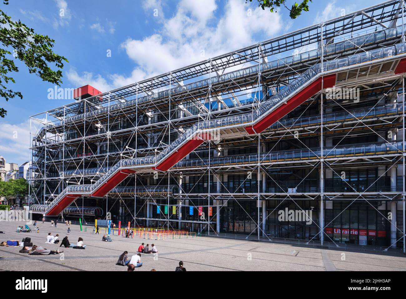 Paris, Frankreich - Mai 2022: Blick auf Centre Georges Pompidou (1977) und Fassadendetails, entworfen von Richard Rogers und Renzo Piano Stockfoto