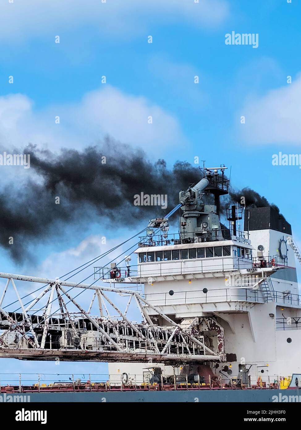 Frachter von Great Lakes mit Rauchschwaden und schwarzem Rauchabgas Stockfoto