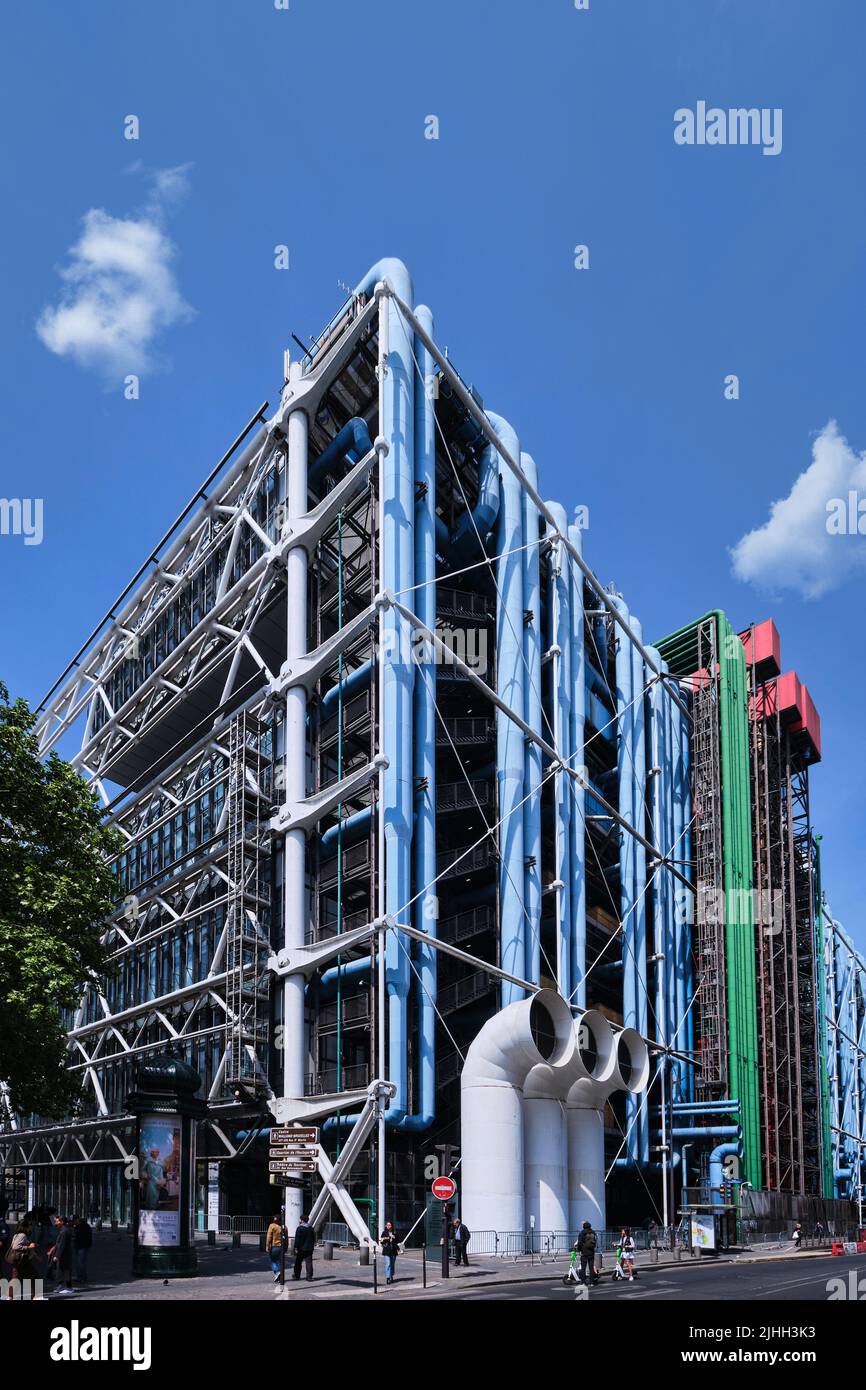 Paris, Frankreich - Mai 2022: Blick auf Centre Georges Pompidou (1977) und Fassadendetails, entworfen von Richard Rogers und Renzo Piano Stockfoto