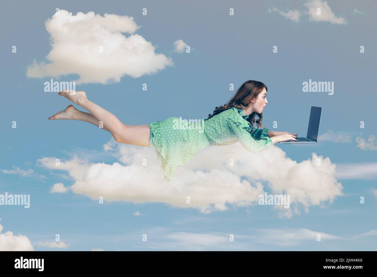 Schwebt in der Luft. Überrascht aufgeregt Mädchen Rüschen Kleid schweben mit Laptop, Tastatur eingeben, lesen schockierende Nachricht am Computer. Fliegen in den Himmel. Collage Komposition am Tag wolkig blauen Himmel Stockfoto