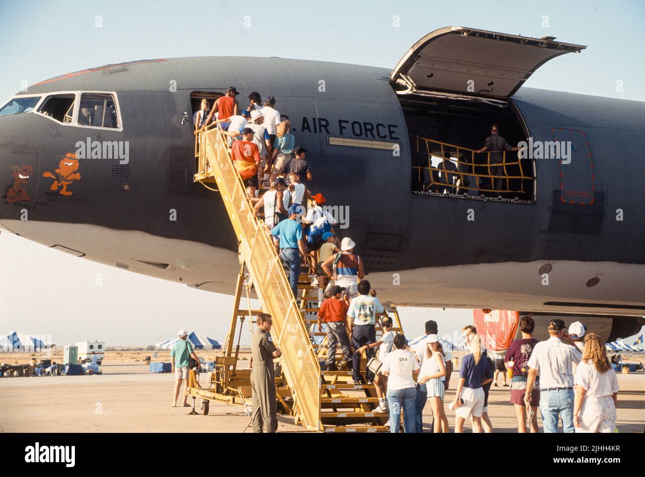 Zivilisten besichtigen einen Air Force KC-10 Extender auf einer Airshow. Stockfoto