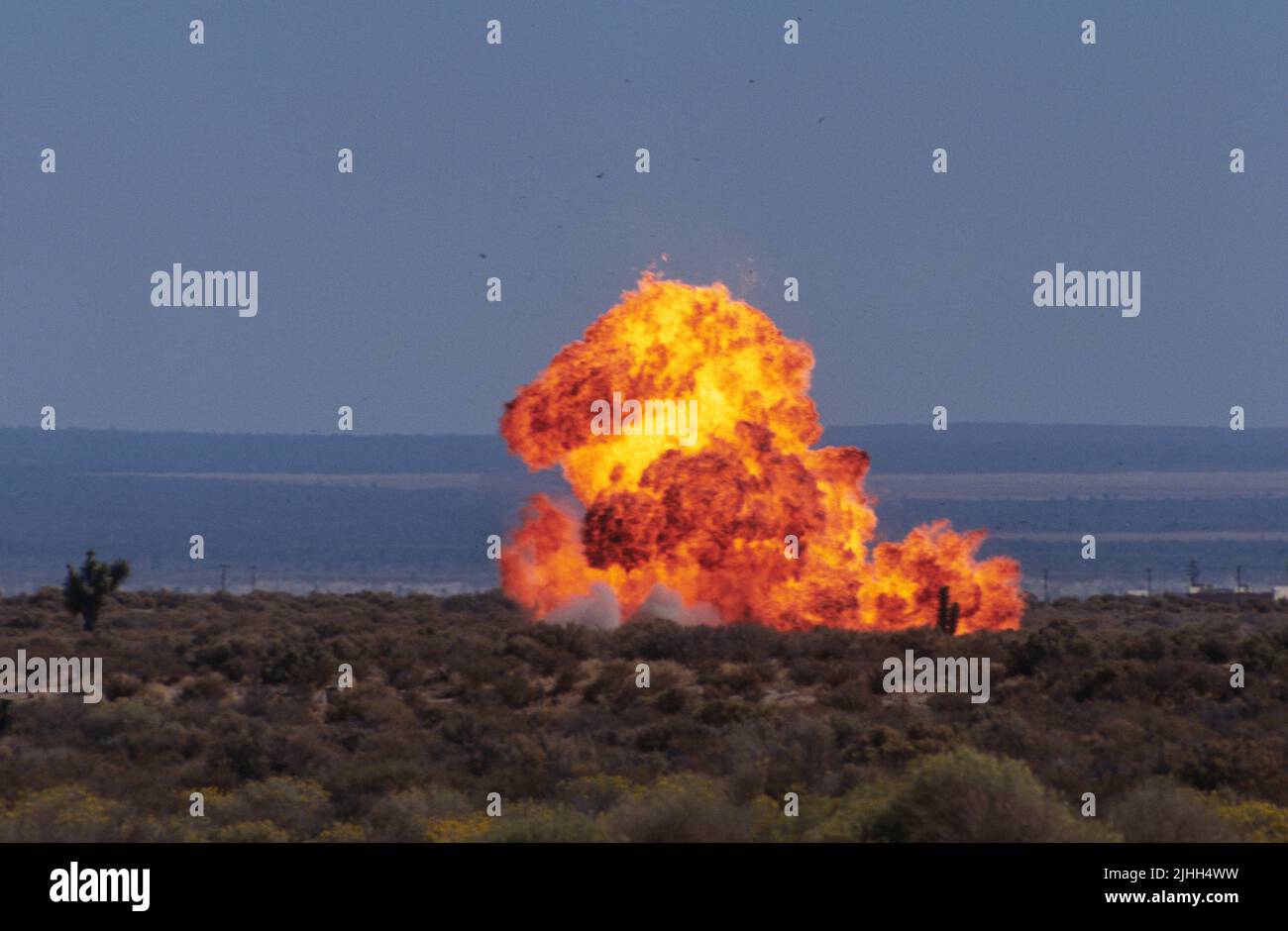 Explosiver Feuerball in der Wüste Stockfoto
