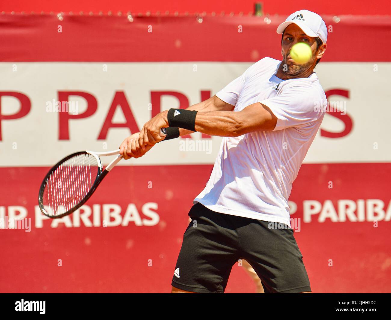 Der spanische Veteran Fernando Verdasco trifft im Mai 2022 beim Primrose-Turnier in Bordeaux eine Rückhand gegen den Uruguayer Pablo Cuevas Stockfoto