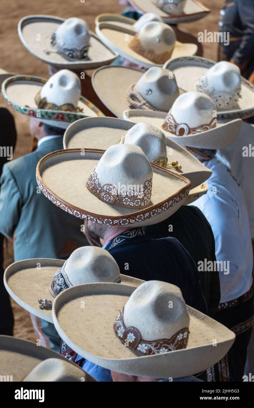Verloren in einem Meer von Hüten ältere mexikanische Charros, während einer Pensionierungszeremonie bei der Staatsmeisterschaft Charreria in Rancho El Pitayo 3. April 2022 in Tlacote el Bajo, Queretaro, Mexiko. Quelle: Richard Ellis/Richard Ellis/Alamy Live News Stockfoto