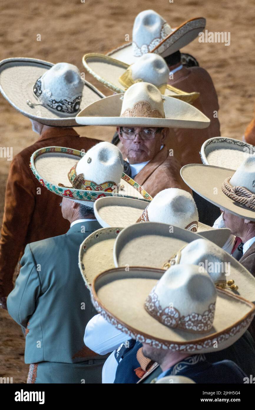 Verloren in einem Meer von Hüten ältere mexikanische Charros, während einer Pensionierungszeremonie bei der Staatsmeisterschaft Charreria in Rancho El Pitayo 3. April 2022 in Tlacote el Bajo, Queretaro, Mexiko. Quelle: Richard Ellis/Richard Ellis/Alamy Live News Stockfoto