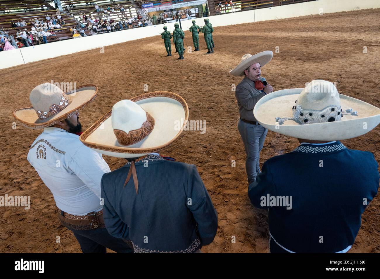 Ein mexikanischer Charro-Ansager beginnt am 3. April 2022 in Tlacote el Bajo, Queretaro, Mexiko, die Staatliche Meisterschaft Charreria in Rancho El Pitayo. Charreria ist die mexikanische Rodeo-Veranstaltung mit Pferd und Stier Reiten Wettbewerbe. Quelle: Richard Ellis/Richard Ellis/Alamy Live News Stockfoto
