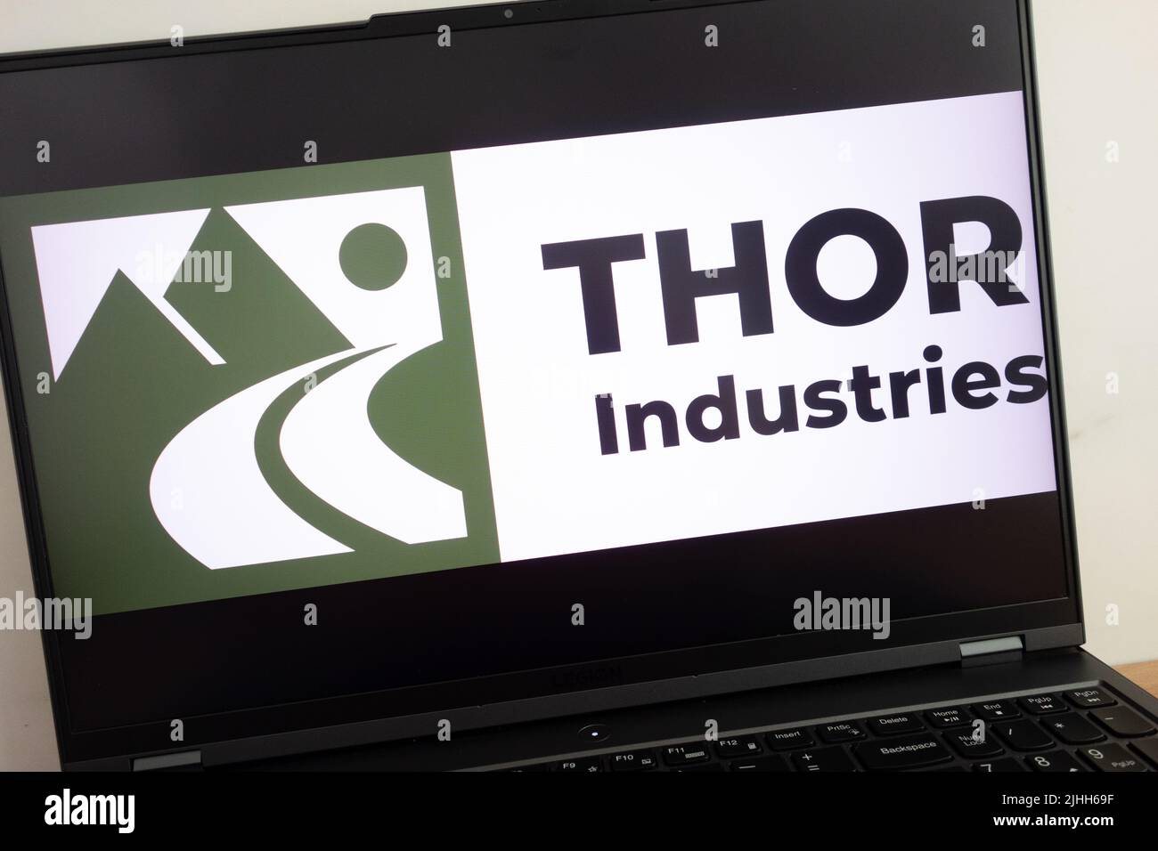 KONSKIE, POLEN - 18. Juli 2022: Thor Industries, Inc, ein amerikanischer Hersteller von Freizeitfahrzeugen Logo auf Laptop-Computer-Bildschirm angezeigt Stockfoto