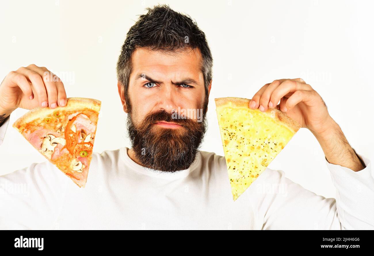 Ernsthafter Mann mit Pizzaschnitten in den Händen. Bärtiger Kerl mit zwei Pizzateilen. Snack. Lieferung von Lebensmitteln. Stockfoto