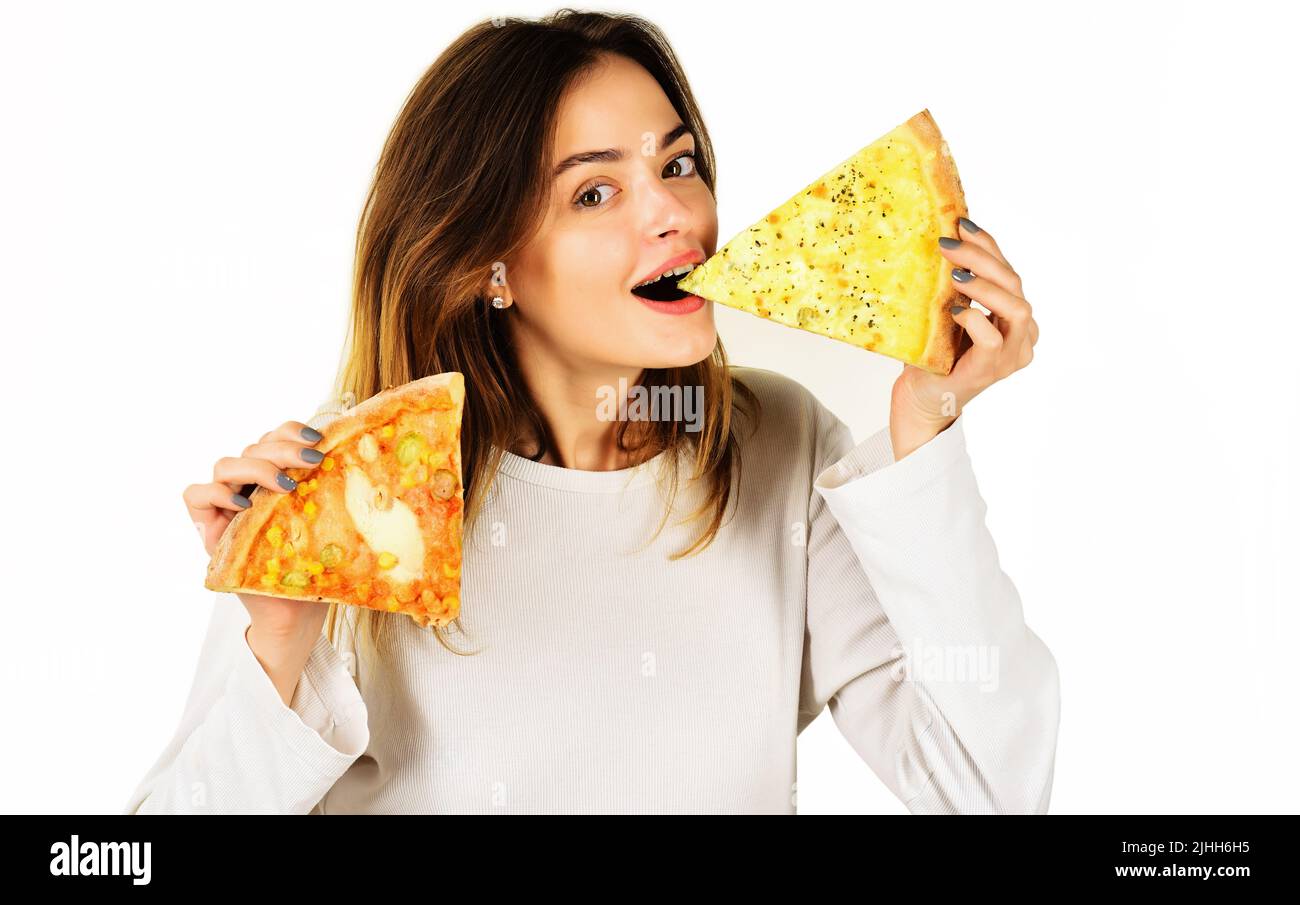 Lächelnde Frau, die Pizza isst. Hungriges Mädchen mit zwei Pizzascheiben. Snack. Schnelle Lieferung von Lebensmitteln. Pizzeria. Stockfoto