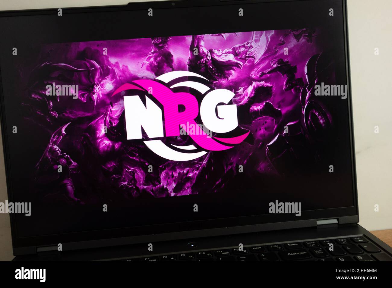 KONSKIE, POLEN - 18. Juli 2022: Das Organisations-Logo von NRG eSports wird auf dem Laptop-Computerbildschirm angezeigt Stockfoto