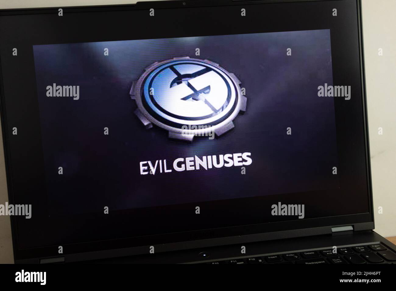 KONSKIE, POLEN - 18. Juli 2022: Das Logo der Organisation Evil Genies eSports wird auf dem Bildschirm des Laptops angezeigt Stockfoto