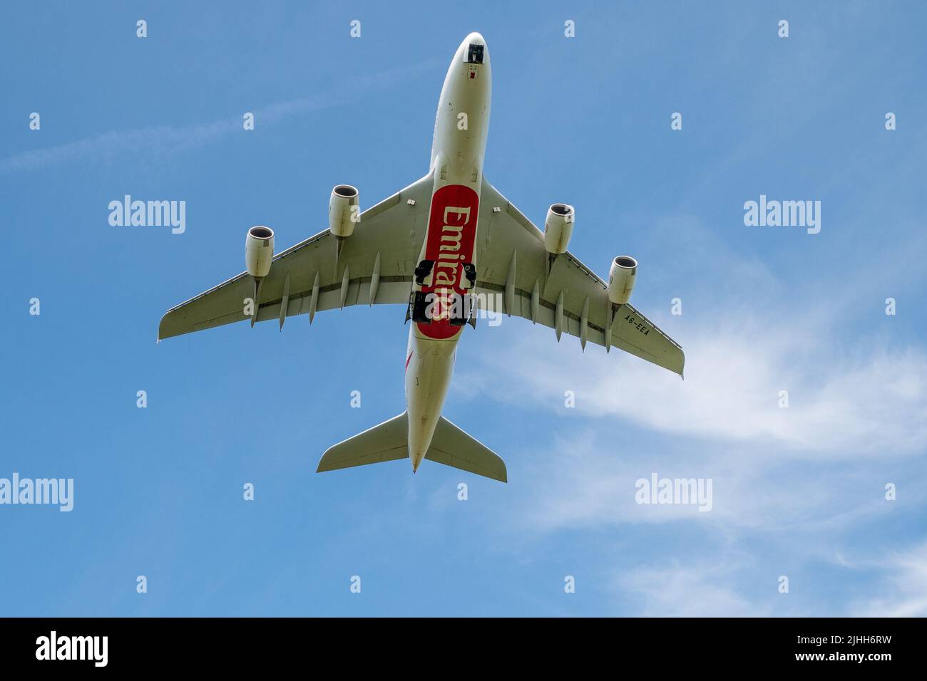 MANCHESTER, VEREINIGTES KÖNIGREICH - JULI 16. 2022: Airbus A380 Emirates ist gerade vom Flughafen Manchester abgefahren Stockfoto