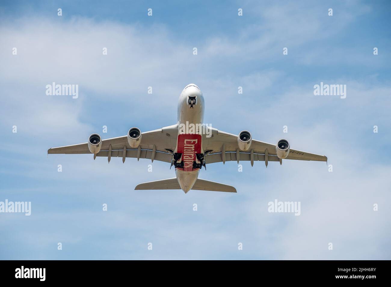 MANCHESTER, VEREINIGTES KÖNIGREICH - JULI 16. 2022: Airbus A380 Emirates ist gerade vom Flughafen Manchester abgefahren Stockfoto