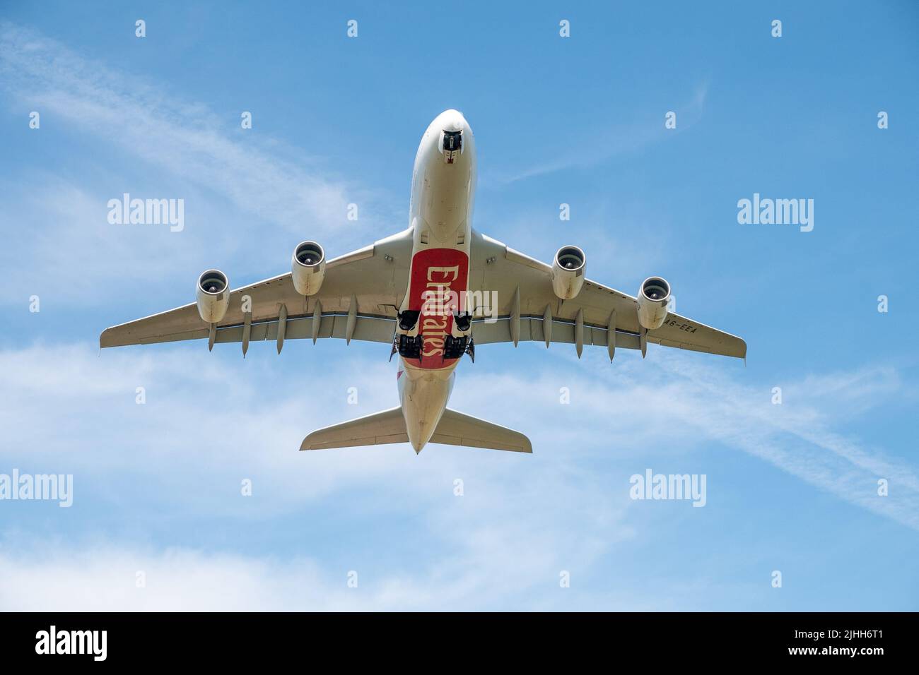 MANCHESTER, VEREINIGTES KÖNIGREICH - JULI 16. 2022: Airbus A380 Emirates ist gerade vom Flughafen Manchester abgefahren Stockfoto