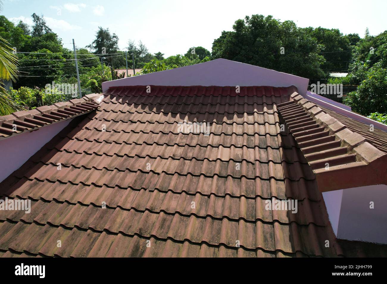 Rote Fliesen Dachstil in Wohnhaus an hellen sonnigen Tag Stockfoto