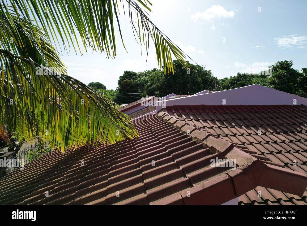 Dachrenovierung. Rote Lehmziegel, Blick von oben auf das Dach Stockfoto