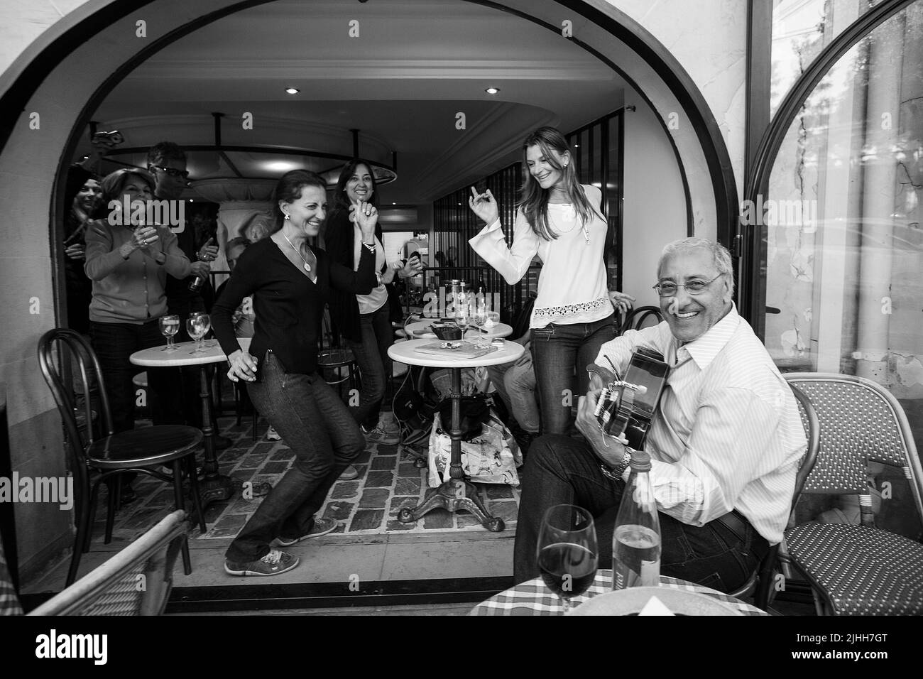 7. Mai 2016 Paris, Frankreich. Café in Montmartre: Frauen tanzen und lächeln breit. Kleiner Gewinn im Café und Gitarrist - Live-Musik! Vielleicht aus Spanien oder Stockfoto