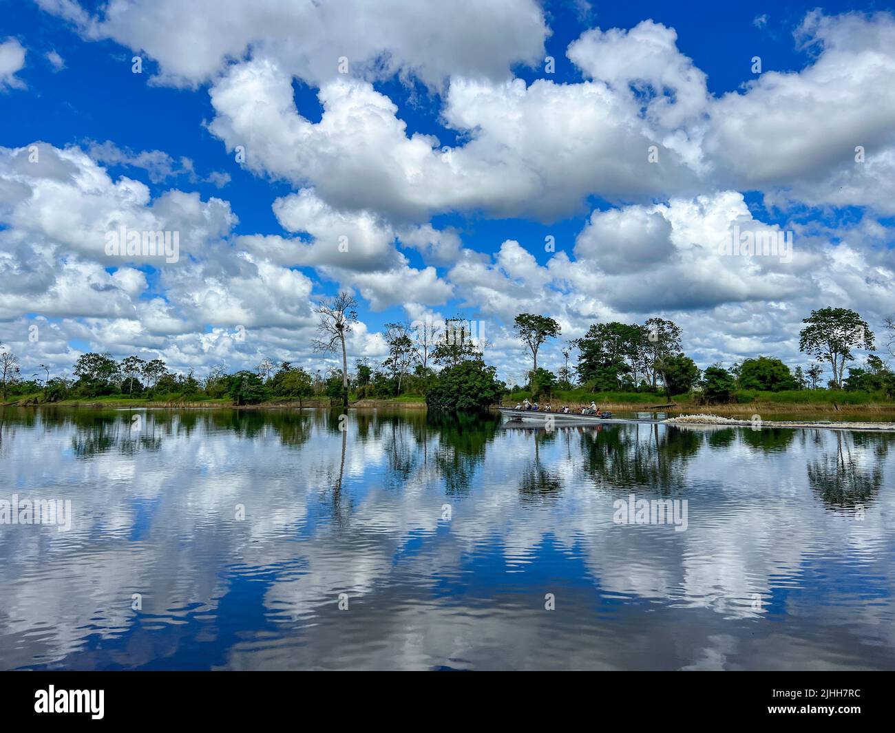 Schiffskiffboote von Ökotouristen auf dem Pacaya-Fluss in Loreto Peru mit wunderschönen Wolken und Reflexen Stockfoto