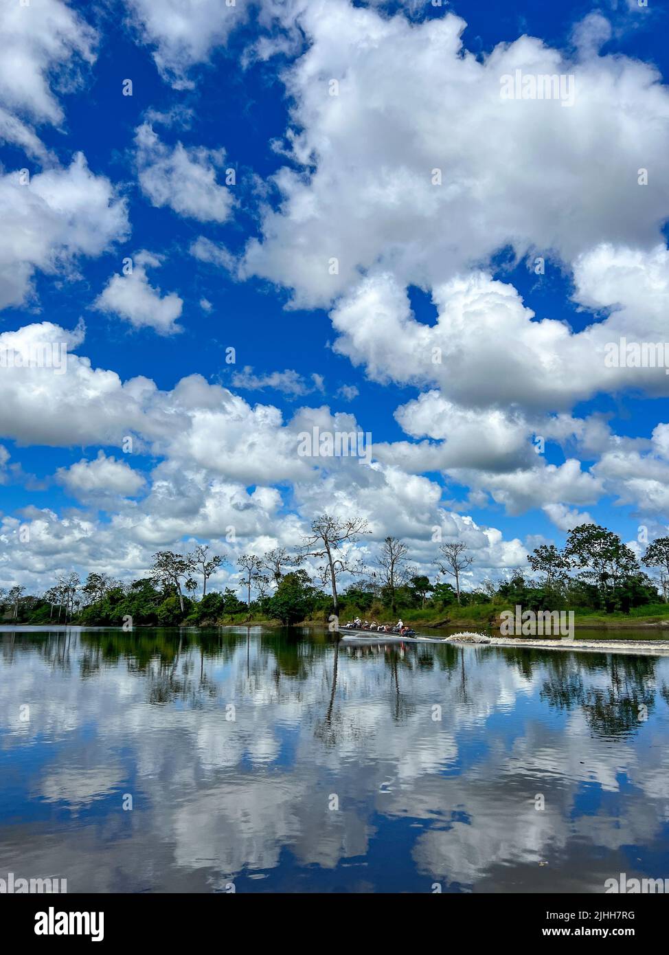 Schiffskiffboote von Ökotouristen auf dem Pacaya-Fluss in Loreto Peru mit wunderschönen Wolken und Reflexen Stockfoto