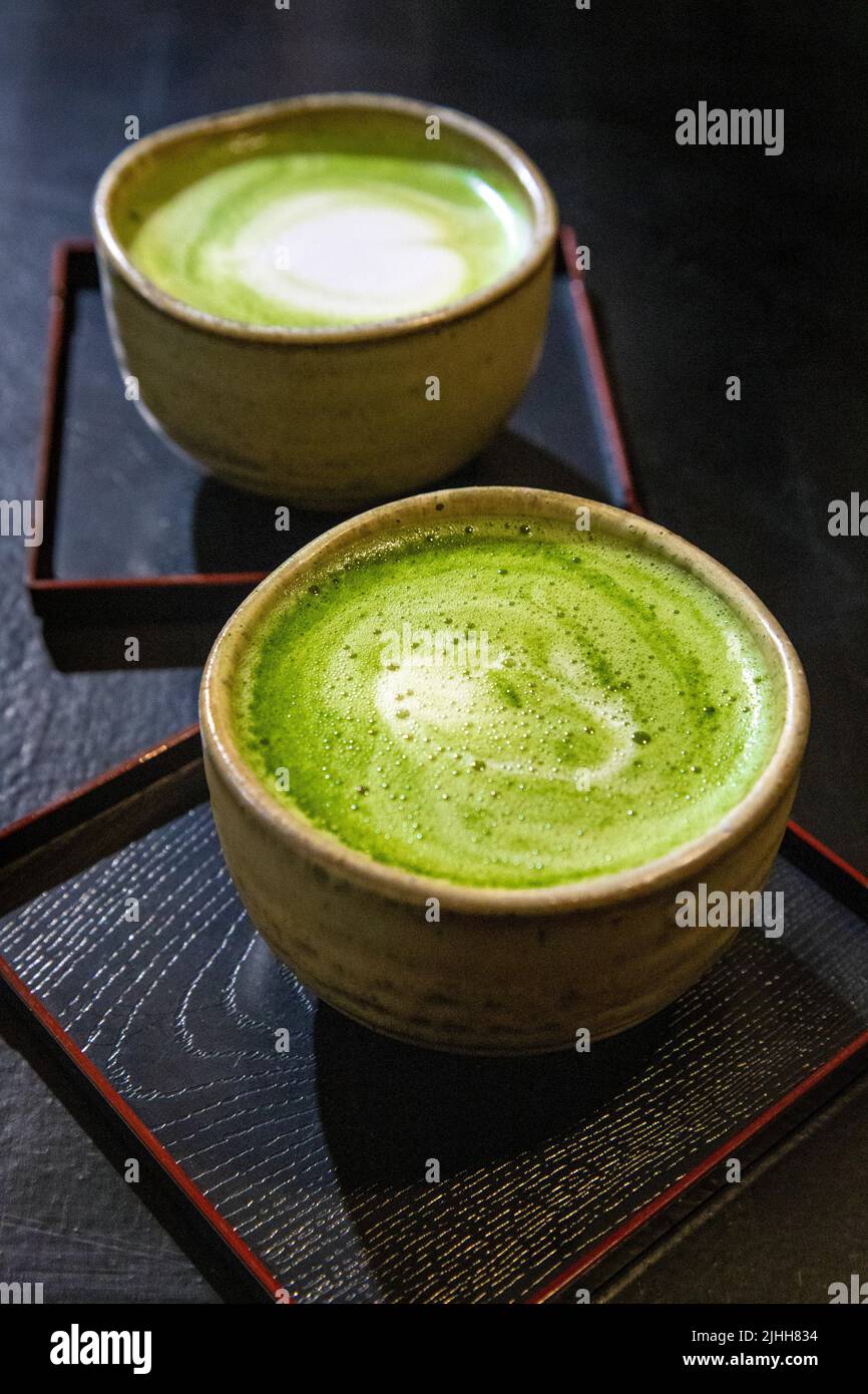 Matcha Latte in traditionellen japanischen Tassen (Katsute 100 Cafe, Brick Lane, London, Großbritannien) Stockfoto