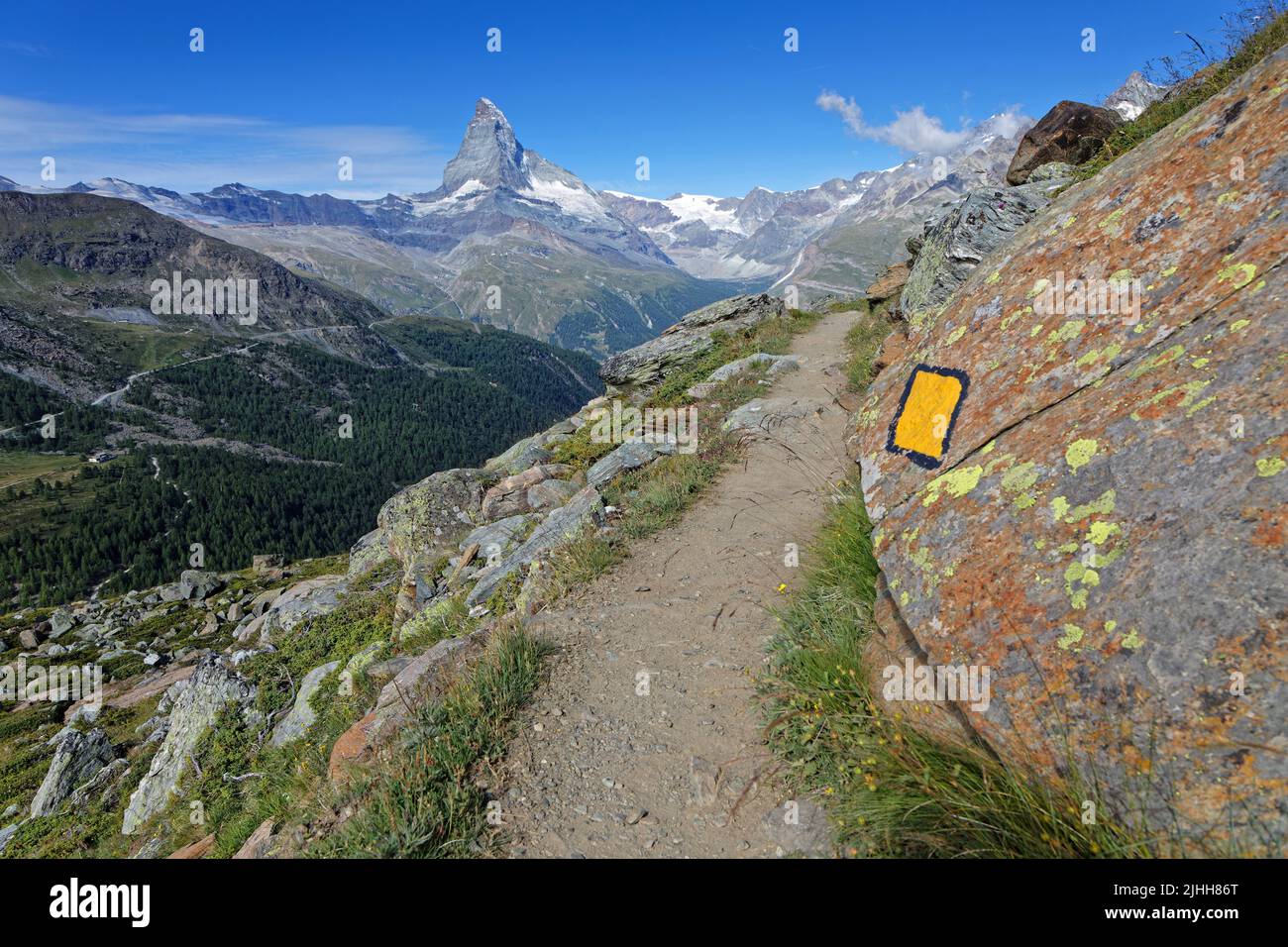 Wanderweg in den Bergen rund um den Matterhorn-Gipfel Stockfoto