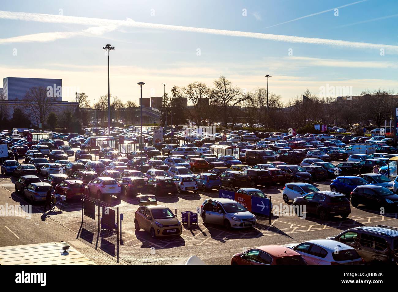 Parkplatz voll mit Autos im Tesco Supermarkt in Stevenage, Hertfordshire, Großbritannien Stockfoto