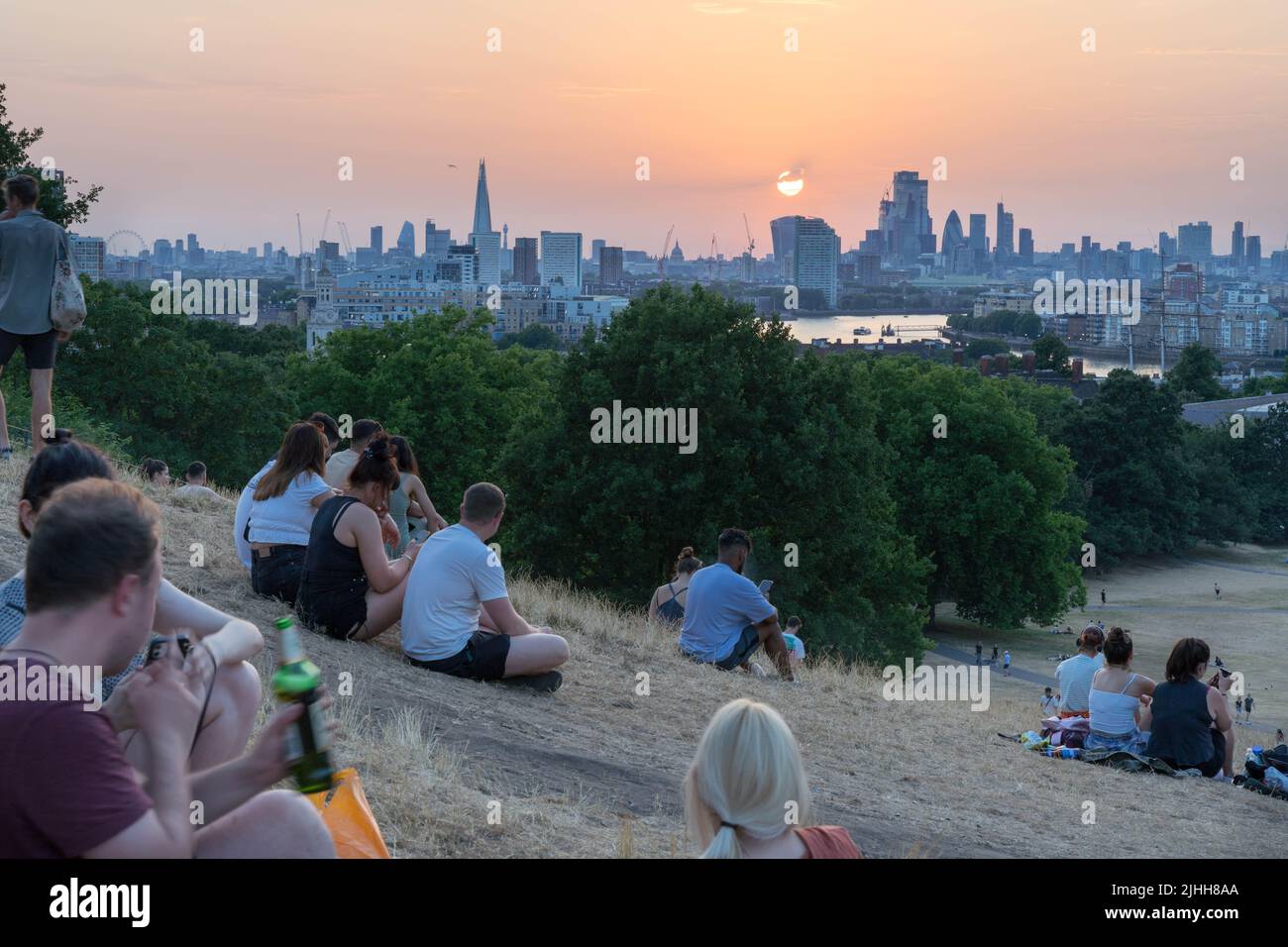 London, 18.. Juli 2022. Wetter in Großbritannien. Die Menschen genießen einen wunderschönen Sonnenuntergang an einem extrem heißen Sommermontag ​in London, während sich Großbritannien auf das extreme Hitze-nationale Unwetter am Montag und Dienstag in England vorbereitet. Quelle: Xiu Bao/Alamy Live News Stockfoto