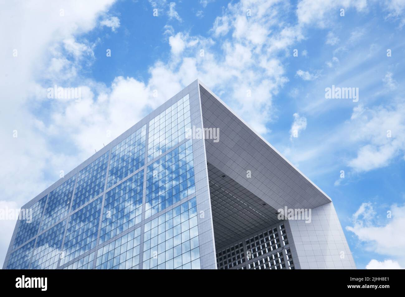 Paris, Frankreich - 3. Mai 2022: Der große Bogen ('La Grande Arche') des Finanzviertels La Defense, entworfen von Johan Otto von Spreckelsen und Erik Stockfoto