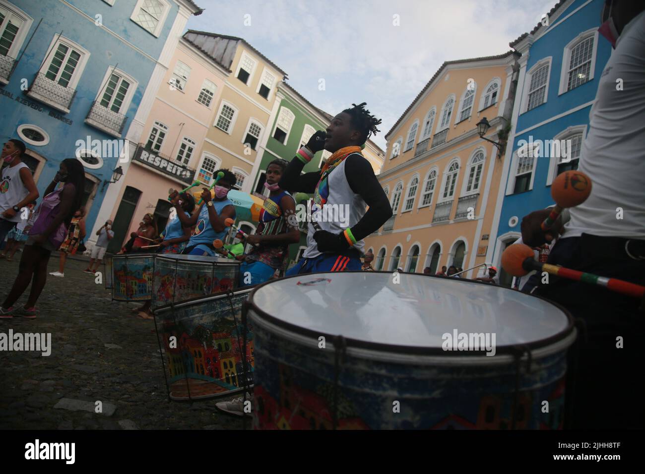 salvador, bahia, brasilien - 25. januar 2022: Mitglieder einer Percussion-Band werden bei einem Auftritt in Pelourinhoin der Stadt Salvador gesehen. Stockfoto