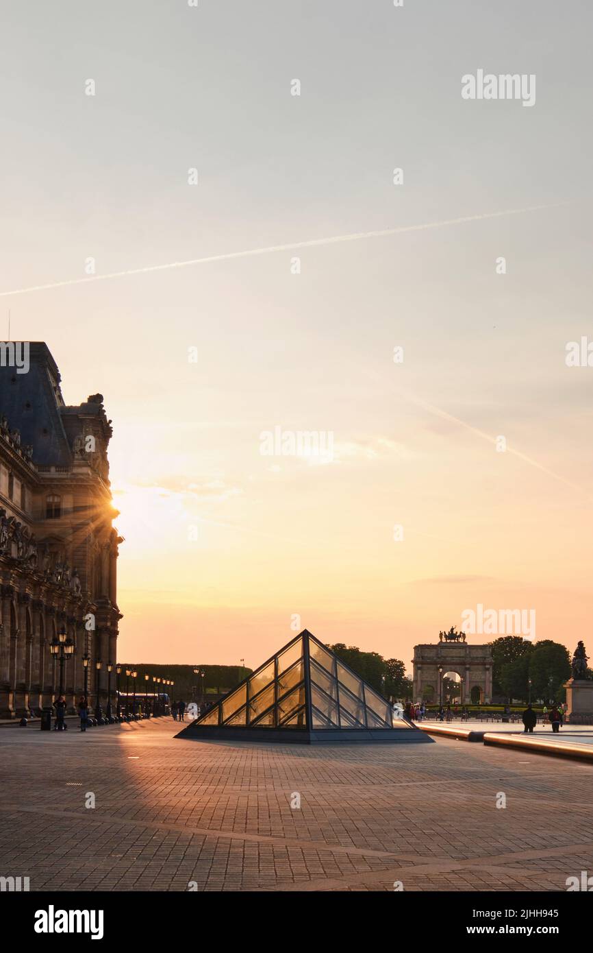 Pyramide des Louvre Museums (der große Louvre) in Paris, eines der größten Museen der Welt und ein historisches Denkmal. Stockfoto