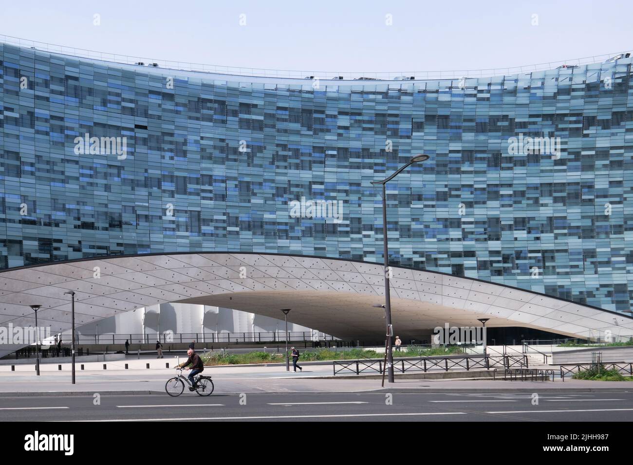 Paris, Frankreich - 18. Mai 2022: Blaue Glasfassade des Hauptgebäudes der Le Monde Group, entworfen von Snohetta Stockfoto