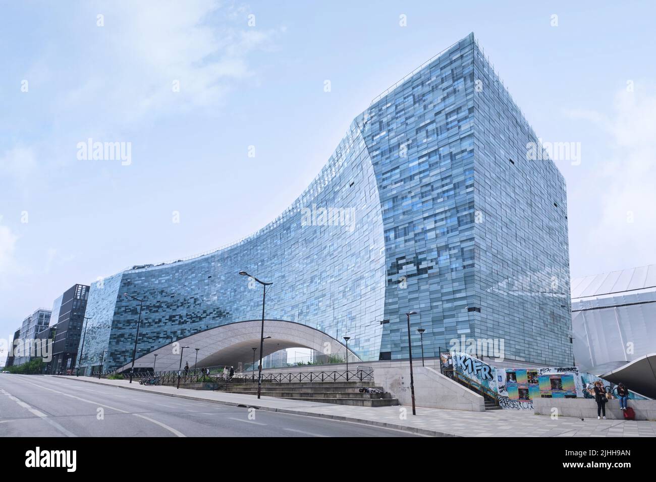Paris, Frankreich - 18. Mai 2022: Blaue Glasfassade des Hauptgebäudes der Le Monde Group, entworfen von Snohetta Stockfoto
