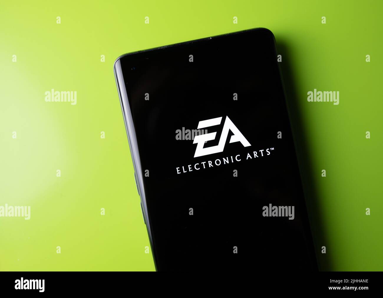 EA-Logo für elektronische Künste auf Smartphone mit Kopierbereich Stockfoto
