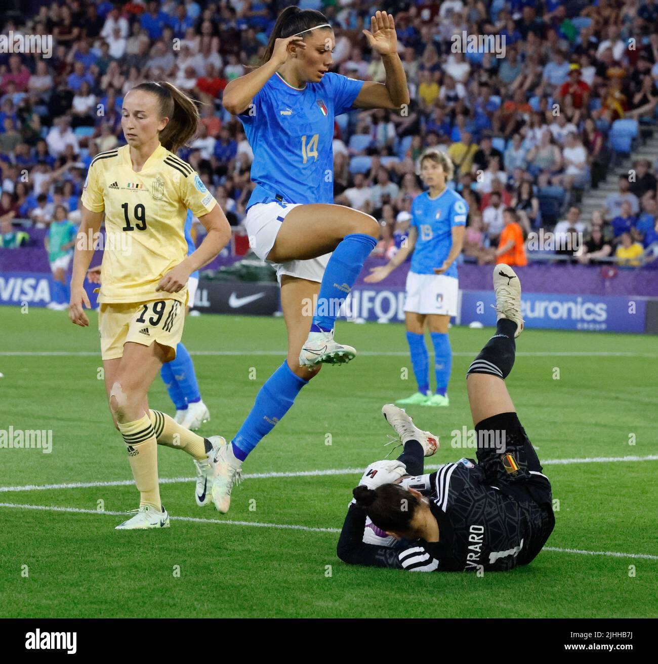 18.. Juli 2022, Manchester City Academy, Manchester, England: Frauen Europäischer Internationaler Fußball, Italien gegen Belgien: Torhüterin Nicky Evrard aus Belgien rettet vor dem Vormarsch von Agnese Bonfantini aus Italien Stockfoto