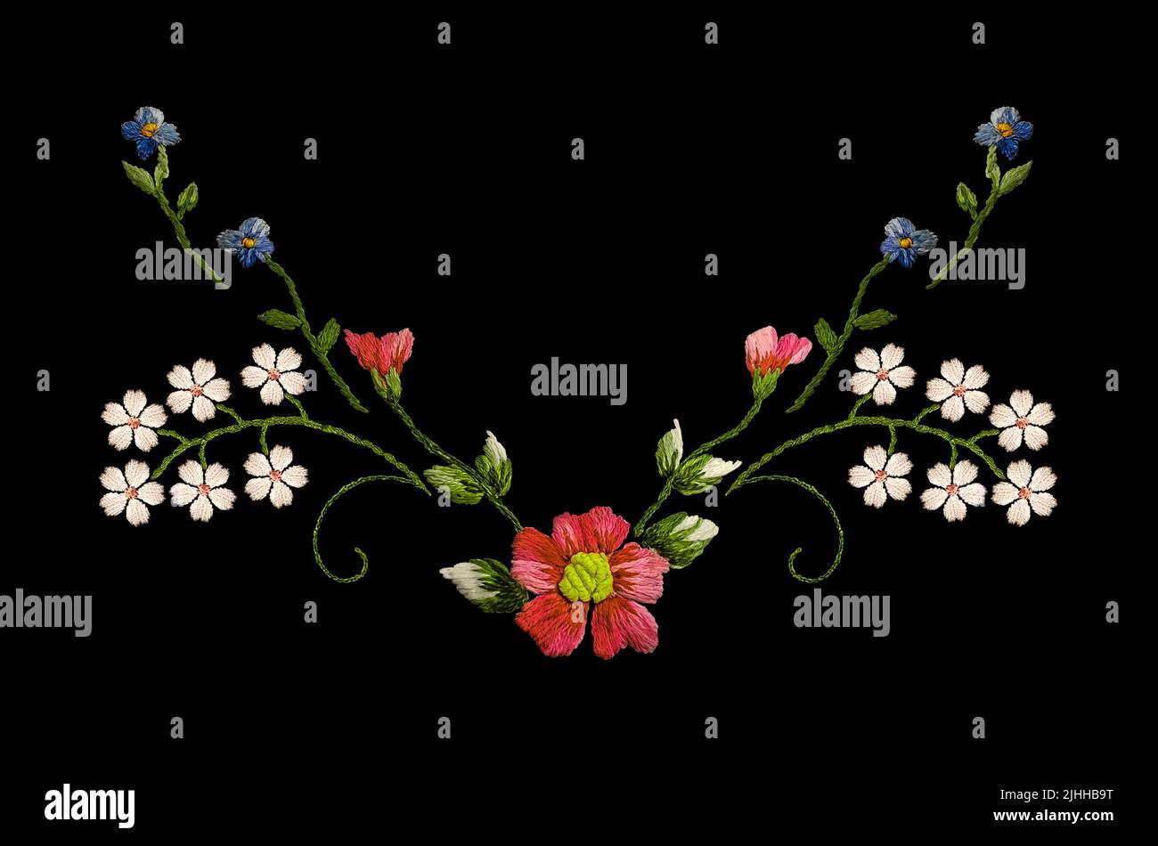 Eckstickmuster aus Wildblumen mit blauen Blüten an den Ästen, weißen Blüten und einer rosa Blume mit Knospen in der Mitte auf einem schwarzen Rückengr Stockfoto