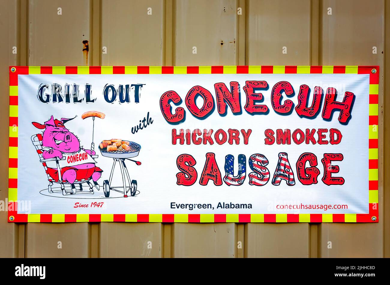 Ein Schild wirbt für Conecuh-Hickory-geräucherte Wurst, 17. Juli 2022, in Grand Bay, Alabama. Conecuhwurst ist eine beliebte Marke im amerikanischen Süden. Stockfoto