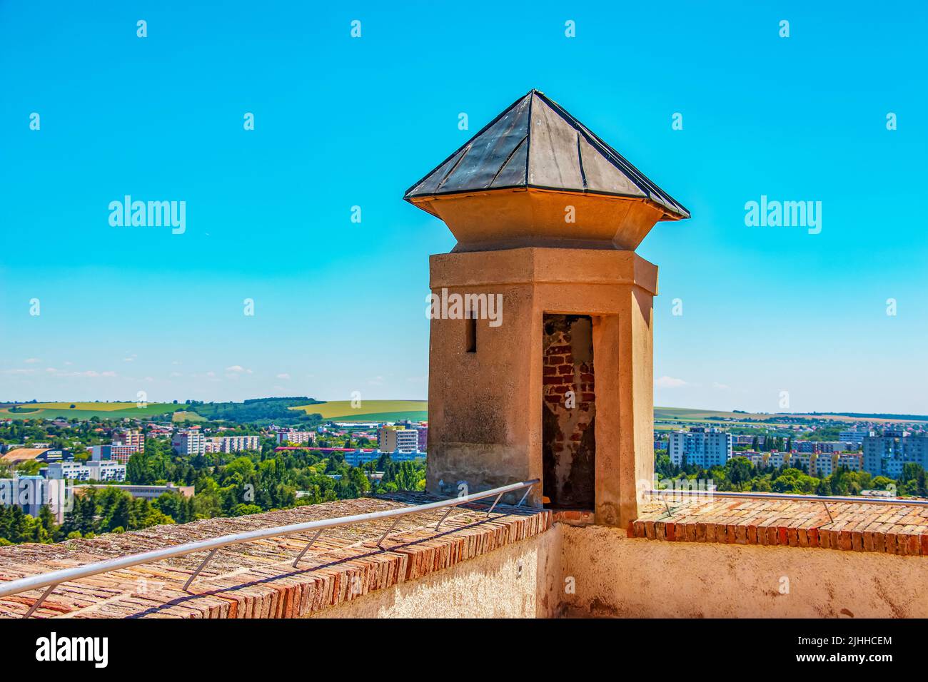 Aussichtsturm auf der oberen Wand der Burg Nitrograd in Nitra, Slowakei. Stockfoto Aussichtsturm auf der oberen Wand der Burg Nitrograd in Nitra, Slowakei. Stockfoto