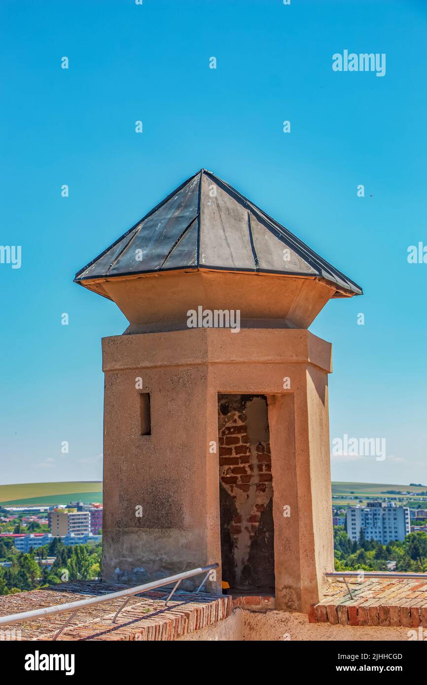 Aussichtsturm auf der oberen Wand der Burg Nitrograd in Nitra, Slowakei. Stockfoto Aussichtsturm auf der oberen Wand der Burg Nitrograd in Nitra, Slowakei. Stockfoto