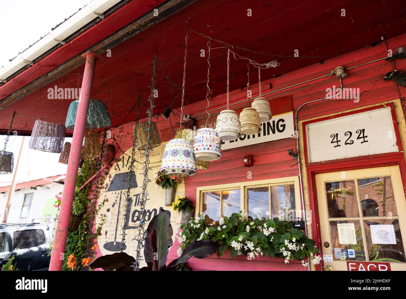 Ein kreatives Lichtdisplay vor einem Geschäft in der Pine Street in Burlington, Vermont, USA. Stockfoto