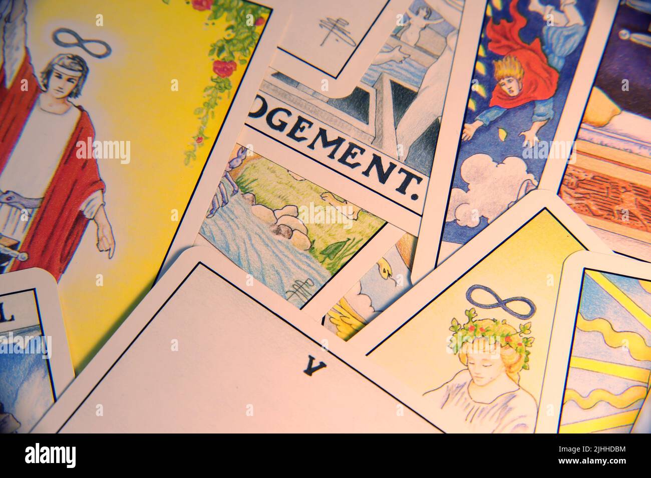 Traditionelle Tarot-Karten, die in einem unordentlichen Stapel auf einer flachen Oberfläche liegen, nah genug, um jedes Detail zu sehen. Echte Farben. Kein Filter. Stockfoto