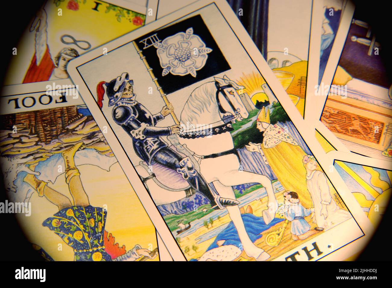 Traditionelle Tarot-Karten, die in einem unordentlichen Stapel auf einer flachen Oberfläche liegen, nah genug, um jedes Detail zu sehen. Echte Farben. Kein Filter. Stockfoto