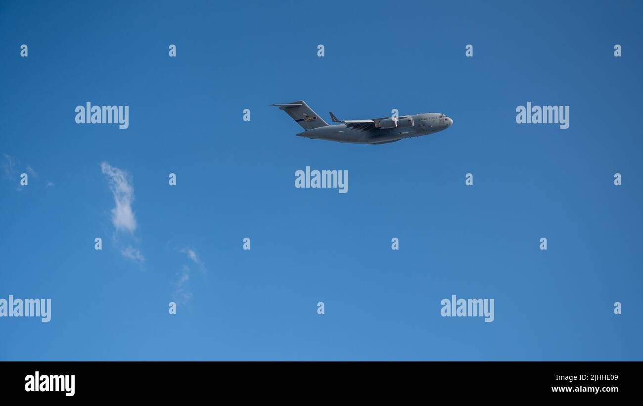 Eine US-Luftwaffe C-17 der Charlotte Air National Guard nimmt an den Feierlichkeiten vor dem Rennen bei der NAScar Coca-Cola 600 in Charlotte, North Carolina, am 29. Mai 2022 Teil. (USA Luftwaffe Foto/Jim Bove) Stockfoto