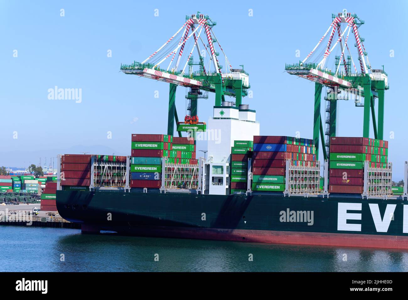 Krane Über Evergreen Frachter Stockfoto