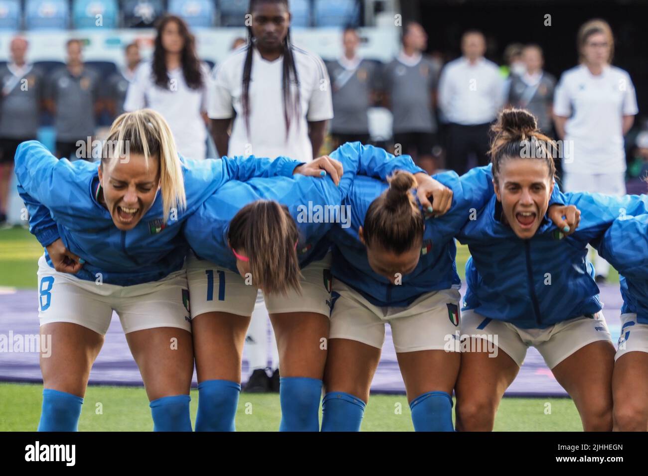 Manchester, England. 18/07/2022, . Manchester, England, 18. 2022. Juli: Italienische Spieler singen die Nationalhymne während des Fußballspiels der UEFA Womens Euro 2022 zwischen Italien und Belgien im Academy Stadium in Manchester, England (Natalie Mincher/SPP) Quelle: SPP Sport Pressefoto. /Alamy Live News Stockfoto