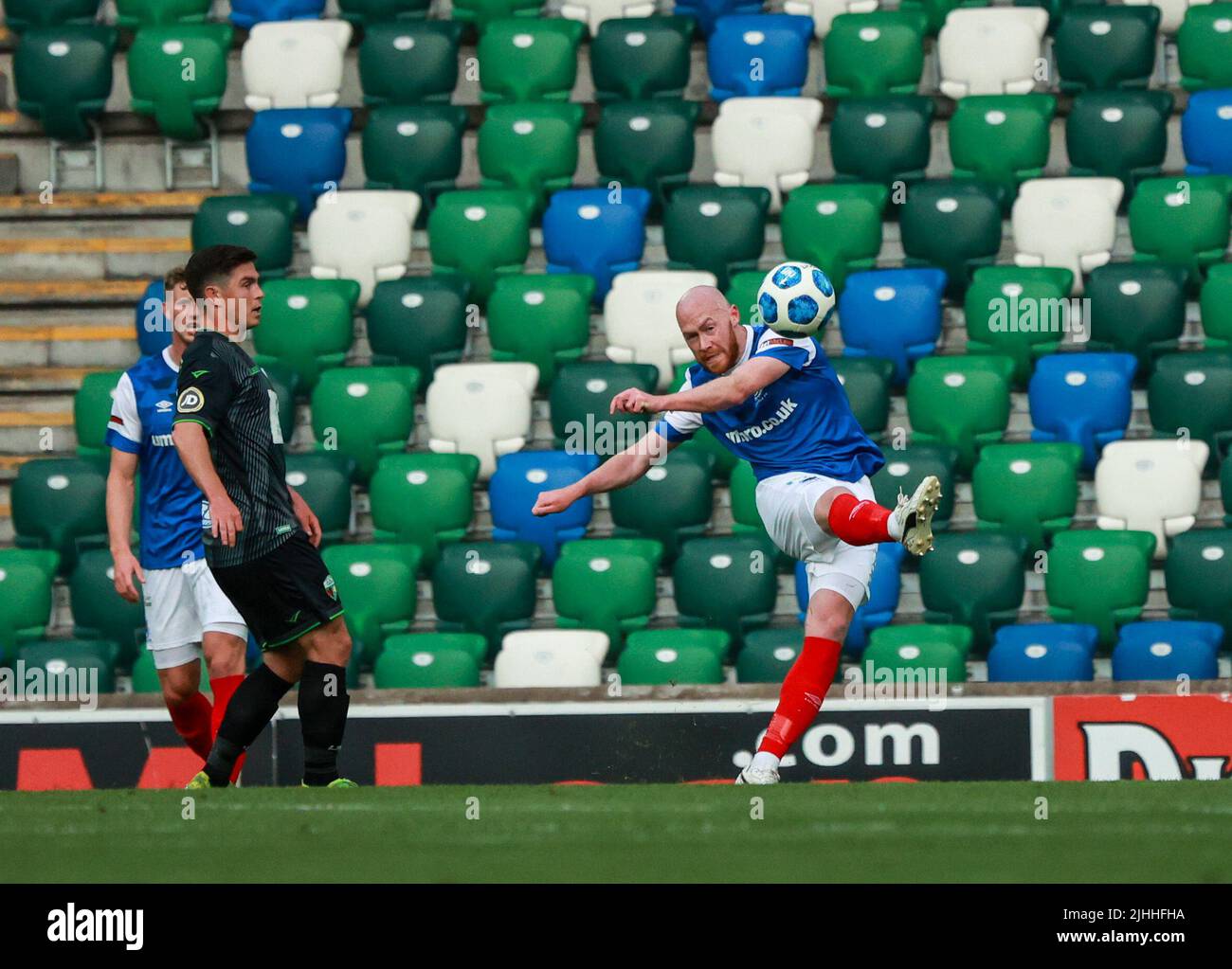 Windsor Park, Belfast, Nordirland, Großbritannien. 13. Juli 2022. UEFA Champions League erste Qualifikationsrunde (zweite Etappe) – Linfield gegen TNS. Fußballspieler in Aktion Fußballspieler Chris Shields (5). Stockfoto