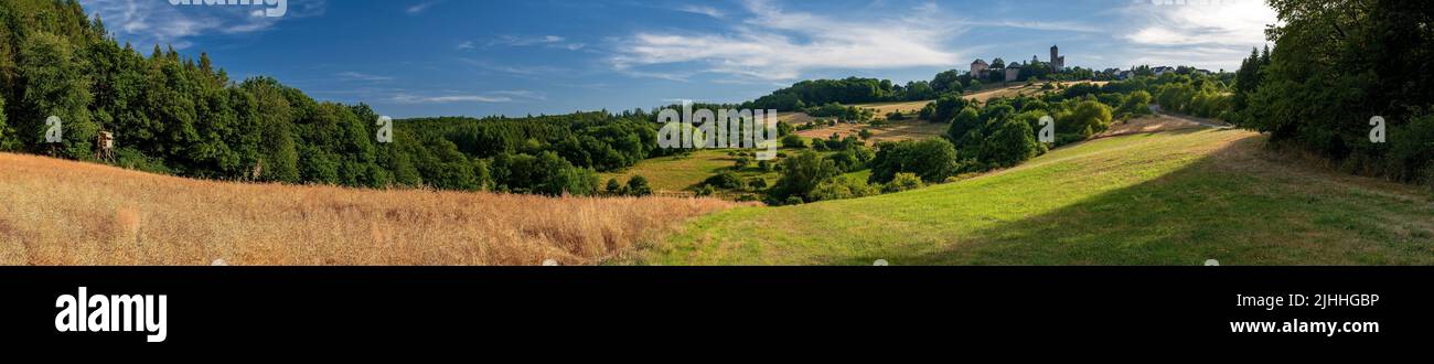 Mittelalterliche Burg Greifenstein und Stadtbild des Dorfes Greifenstein im Landkreis Lahn-Dill-Kreis in Hessen Stockfoto