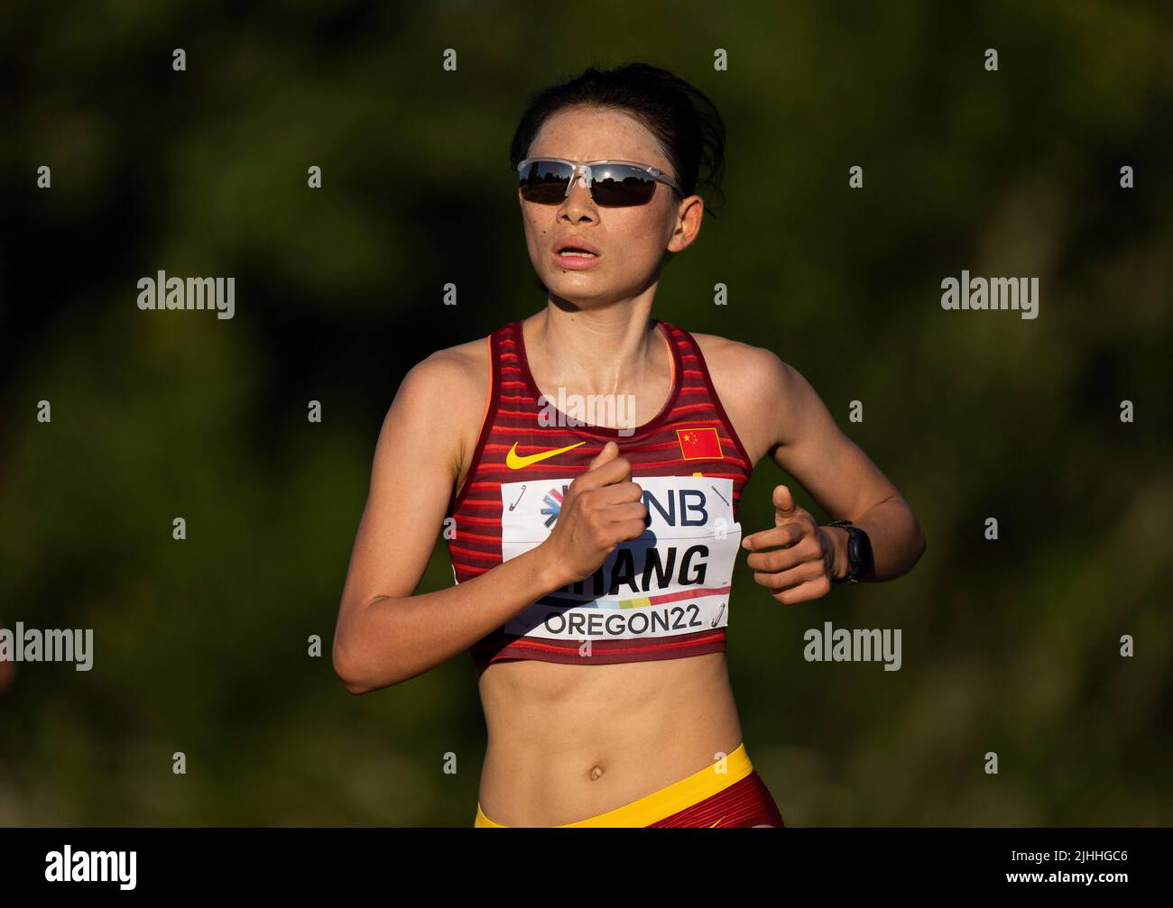 Eugene, USA. 18.. Juli 2022. Die chinesische Frau Zhang Deshun tritt beim Marathon-Finale der Frauen bei den Leichtathletik-Weltmeisterschaften Oregon22 in Eugene, Oregon, USA, am 18. Juli 2022 an. Quelle: Wang Ying/Xinhua/Alamy Live News Stockfoto