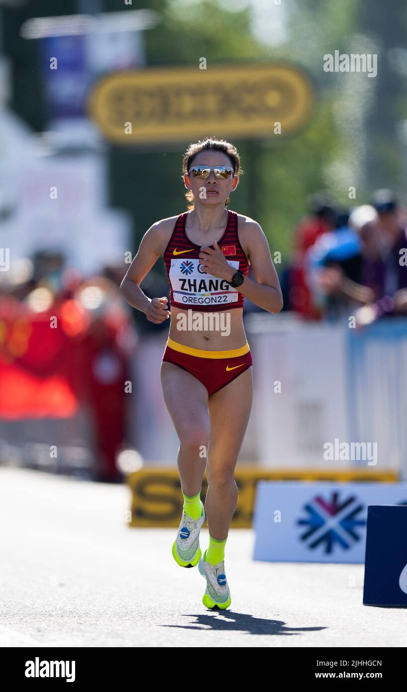 Eugene, USA. 18.. Juli 2022. Die chinesische Frau Zhang Deshun tritt beim Marathon-Finale der Frauen bei den Leichtathletik-Weltmeisterschaften Oregon22 in Eugene, Oregon, USA, am 18. Juli 2022 an. Quelle: Wang Ying/Xinhua/Alamy Live News Stockfoto