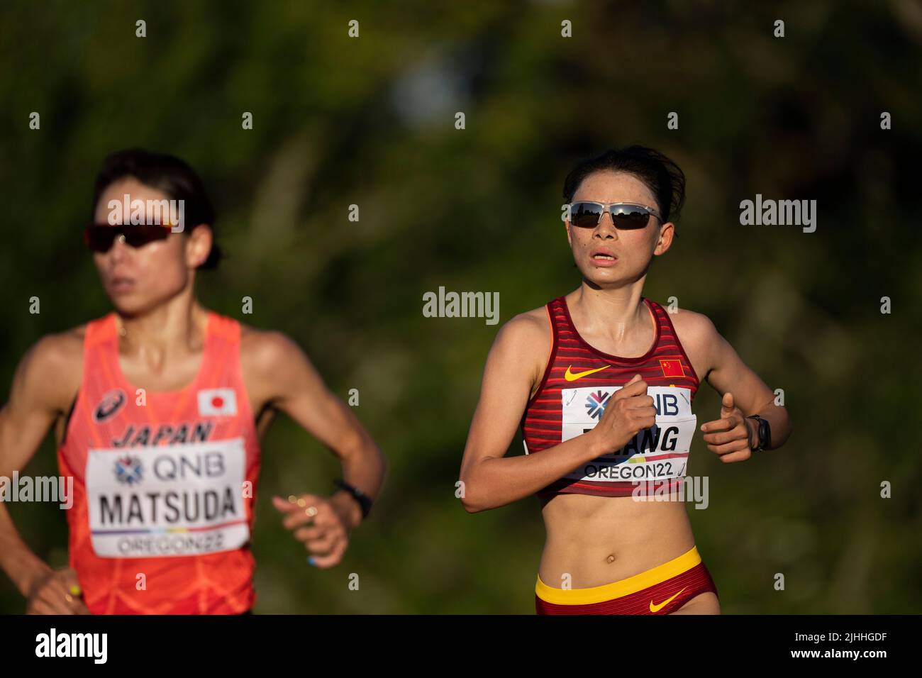 Eugene, USA. 18.. Juli 2022. Die chinesische Frau Zhang Deshun (R) tritt beim Marathon-Finale der Frauen bei den Leichtathletik-Weltmeisterschaften Oregon22 in Eugene, Oregon, USA, am 18. Juli 2022 an. Quelle: Wang Ying/Xinhua/Alamy Live News Stockfoto